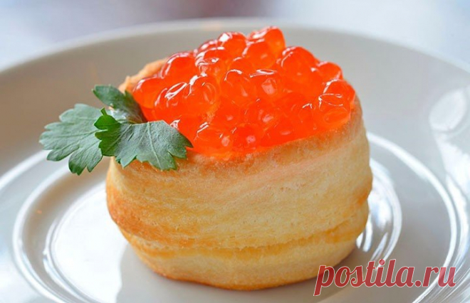 Волованы с красной икрой.