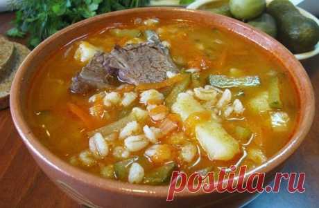 Самый правильный рассольник «Ленинградский» — какой же он вкусный 


В самый раз в холодные деньки!









Ингредиенты:
соленые огурцы — 200 грмясо на кости — 500 гркартофель — 500 грперловая крупа — 100 грморковь — 100 гркорень петрушки — 30 гррепчатый лук и тома…