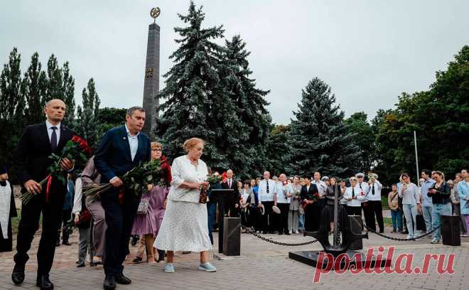 В Курске состоялась панихида по погибшим членам экипажа подлодки «Курск». В Курске почтили память экипажа подлодки «Курск» в 25-ю годовщину катастрофы. На панихиду пришли родные погибших и официальные лица. Александр Хинштейн пообещал обсудить новые способы увековечивания памяти погибших моряков