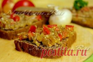 Икра из баклажанов, свежих помидоров и лука