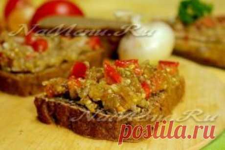 Икра из баклажанов, свежих помидоров и лука