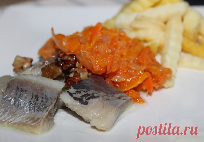 Silkė su namine morkų, obuolių mišraine - tikras gardumėlis! Silkė su namine morkų, obuolių mišraine - tikras gardumėlis! - ☑️ patiekalas, kurį nesunkiai pasigaminsite pagal šį receptą.🍽️ Išbandyk šį receptą jau dabar!