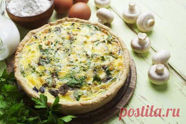 Рецепт пирога с сыром, шампиньонами, луком и зеленью.

Сначала сделаем тесто: муку (250г) смешайте с солью (половина чайной ложки) и сливочным маслом (150г). Добавьте куриное яйцо (2-3шт), холодную воду (3-4 столовые ложки) и замесите тесто. Выложите его в форму, накройте пищевой пленкой и уберите в холодильник.

Тем временем нарежьте шампиньоны и обжарьте в оливковом масле в течение 3-5 минут, также в течение 1 минуты обжарьте лук.

Смешайте грибы и лук с тертым сыром, до...