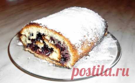 Бисквитный рулет У каждой хозяйки была ситуация, когда неожиданно нагрянули гости, а к чаю подать совершенно нечего. Многие срочно бегут в магазин, но оставлять одних гостей крайне неприлично.