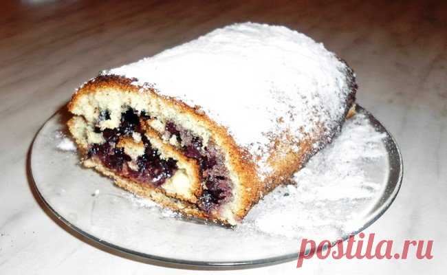 Бисквитный рулет У каждой хозяйки была ситуация, когда неожиданно нагрянули гости, а к чаю подать совершенно нечего. Многие срочно бегут в магазин, но оставлять одних гостей крайне неприлично.