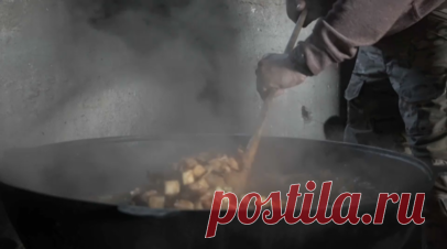 Накормить защитников Родины: повара-добровольцы развозят горячее питание бойцам на передовой. Повара-добровольцы проекта «Кухня Z» обеспечивают горячим питанием российских бойцов в зоне СВО. Еду готовят из свежих, неконсервированных продуктов и развозят по разным подразделениям прямо на передовую. Помимо горячей еды, повара собирают сухпайки для военных в зонах, недоступных для регулярного развоза пищи. Подробнее — в материале корреспондента RT Сами Абу Деяба. Читать далее