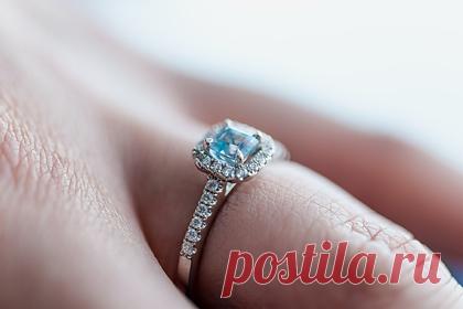 Пьяный мужчина сделал предложение с пластиковым кольцом и довел невесту до слез. Мужчина сделал девушке предложение с дешевым кольцом и был обруган в сети. 35-летний автор поста на Reddit, будучи в состоянии алкогольного опьянения, пошел в центр игровых автоматов. В заведении мужчина выиграл дешевое пластиковое кольцо и решил разыграть свою девушку, сделав ей предложение с упомянутым украшением.