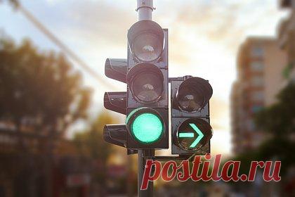 Сахалинец придумал идеальный светофор. Известный сахалинский урбанист Василий Вишневский предложил концепцию идеального светофора. По задумке Вишневского, объемная конструкция имеет секции для пешеходов, велосипедистов, а также водителей, которые едут прямо, направо или поворачивают налево. Однако такое устройство требуется далеко не всегда.