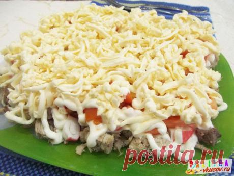 Салат с мясом, крабовыми палочками и помидорами