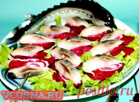 Свекольные блинчики с селёдкой - пошаговый кулинарный рецепт VCUSNA.RU