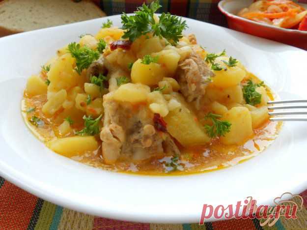 Картофель, тушеный с курицей в соусе