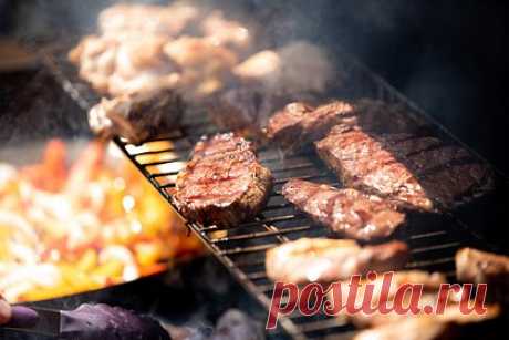 Диетолог перечислила россиянам портящие кожу неочевидные продукты. Диетолог Наталия Гридина перечислила россиянам портящие кожу неочевидные продукты. В первую очередь, как утверждает диетолог, в список влияющих на внешний вид продуктов вошли сливочное масло, а также любая еда, приготовленная на гриле. Кроме того, Гридина посоветовала избегать алкоголя и употреблять воду.