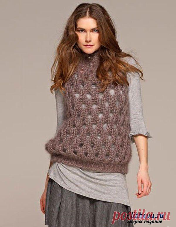Ажурная безрукавка "Лесная шишечка" светло вязаная спицами и крючком