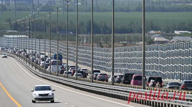 У Крымского моста скопилась очередь из 712 автомобилей