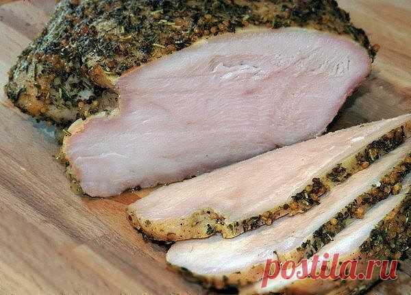 Куриные грудки по особой технологии

Мясо получается сочное, вкусное, больше похожее на ветчину, чем на курицу.

Ингредиенты:
- 4 куриные грудки
- 1 л молока
- соль
- любимые вами специи

Солим и посыпаем специями грудки, оставляем на 10 минут.

Доводим до кипения молоко, выключаем и сразу же погружаем в него куриные грудки так, чтобы они были полностью покрыты молоком.

Закрываем кастрюлю крышкой и укутываем в одеяло так, как мы это делаем с кашами и картошкой. Оставляем ...