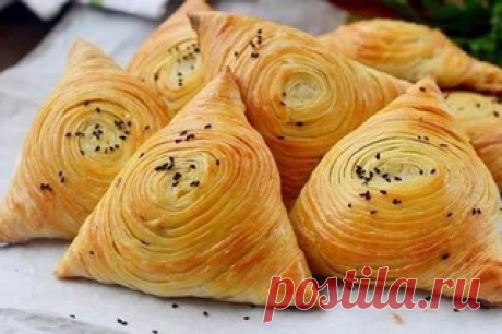 Самса узбекская слоеная
Вкусная, слоеная, сочная и сытная самса понравится всем без исключения.
Сохрани себе!
Ингредиенты:
Мука — 4 стак.
Яйцо — 1 шт.
Вода (кипяток) — 1 стак.
Масло сливочное — 50 г
Соль — 0,5 ч. л.
Масло сливочное (для прослаивания пластов) — 100–150 г
Для начинки:
Баранина с жиром — 600-700 г
Лук репчатый — 2 шт.
Соль, перец — по вкусу
Зира — по вкусу
Приготовление:
1. Взбить яйцо, добавить масло растопленное, соль, кипяток, постепенно подсыпать просеянн...