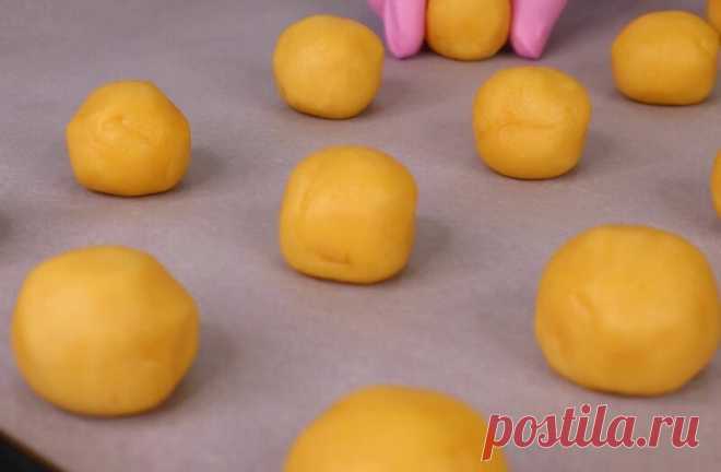 Хрупкое и нежное: сладкое домашнее печенье «Одуванчики». Вкусно — словами не передать - Советы на все случаи жизни Печенье стало довольно дорогим видом десертов для чаепития. Цена на хорошее сладкое печенье достигает довольно внушительных сумм. При попытке найти дешевое вкусное печенье, как правило, люди терпят неудачи. Дело в том, что в составе дешевого печенья содержится много ароматизаторов. Они делают тесто и начинку приторной. Вкус при этом меняется в худшую сторону. Также печенье в […]