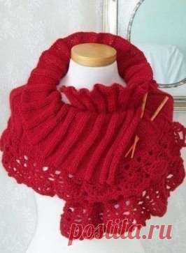 ТЁПЛАЯ НАКИДКА СПИЦАМИ
 Теплая и одновременно красивая накидка связана спицами и крючком. 
Большая часть полотна накидки связана простой, широкой резинкой. Накидка
 представляет собой простой прямоугольник, но благодаря узору выглядит 
очень эффектно. Нижний край накидки обвязан ажурной каймой крючком. 
Накидку лучше застегивать на декоративную брошь, тогда ей можно 
придавать различную форму. Накидка красиво отгибается около шеи. В такой
 накидке вам будет тепло и комфортно.