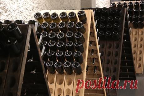 Названо условие замещения импортного вина российским. Российский рынок вин может лишиться половины импортной продукции из-за санкций. Чтобы избежать дефицита, необходимо разрешить производителям использовать импортное сырье, рассказал «Ленте.ру» кандидат экономических наук, генеральный директор Клуба профессионалов алкогольного рынка Максим Черниговский.