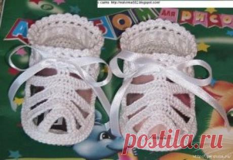 КАК СВЯЗАТЬ
Пинетки сандалики с тремя ремешками НЕЖНО-ЗЕЛЕНЫЙ ГЛАМУР!
Подошва. 
Набираем 16 воздушных петель. В четвертую петлю от крючка провязываем 3 ст. с накидом. Далее вяжем по схеме 1. В 4-м ряду вас должно получиться 70 ст. б.н. (рис 1)
5-й ряд провяжите ст.б.н. за заднюю нитку. 6-й ряд провяжите обычными ст.б.н. (рис 2). Оборвите нить.
Ремешки.
Сверните подошву вдвое и найдите серединку в носовой части. Серединка должна равняться 5 столбикам. Привяжите обычным узелком нитку и свяжите