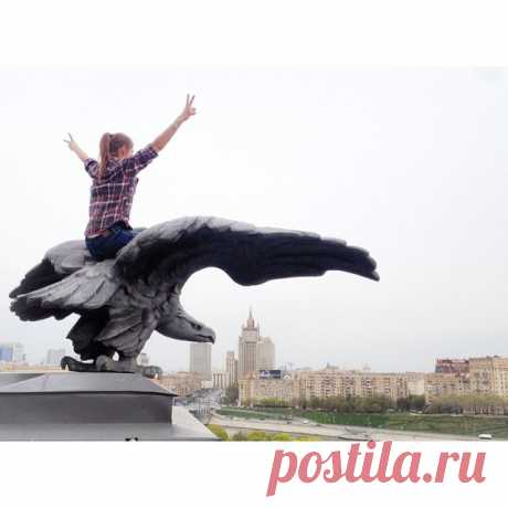 Сводила сестру .