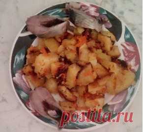 Тушеный картофель с селедкой - Кулинарные рецепты  Картофель с селедкой. Это повседневное блюдо, которое можно приготовить в любой день на ужин. Для его приготовления нужно минимальное количество продуктов