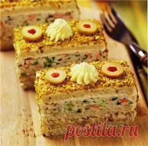 Закусочные пирожные из селёдки и крабовых палочек.