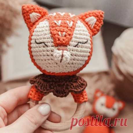 Погремушка Лисёнок амигуруми. Схемы и описания для вязания игрушек крючком! Бесплатный мастер-класс от Анастасии Скряги по вязанию погремушки в виде лисёнка крючком. Высота вязаной крючком игрушки примерно 13 см без учета ушек…