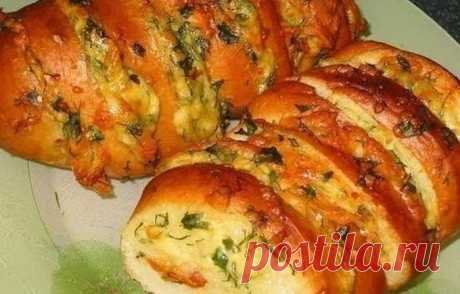 Запеченный батон с сыром и чесноком