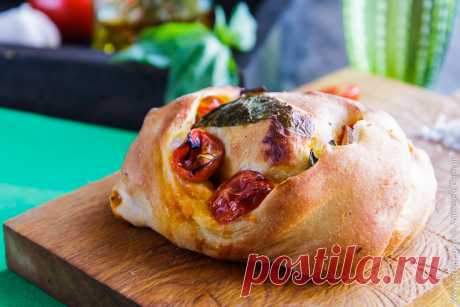 Хлеб с помидорами, базиликом и чесноком | Кулинарные заметки Алексея Онегина В этом хлебе - тесто на оливковом масле и классическое сочетание помидоров, базилика и чеснока. Нужна огромная сила воли, чтобы не съесть его за один присест!