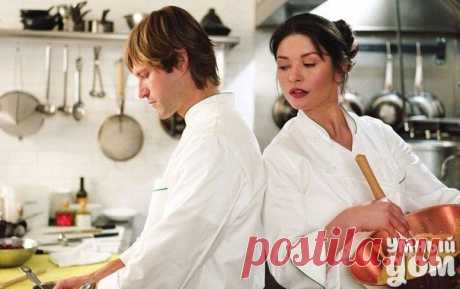 Полезные кулинарные советы Здесь представлено 50 полезных кулинарных советов это малая часть тех советов которые существуют. Мы по мере возможности будем добавлять. Эти кулинарные советы пригодятся вам на все случаи жизни. 1) Курицу нужно вынимать из отвара перед самой едой, не давая ей обсохнуть, иначе она будет менее вкусной. 2) Чтобы кипящее масло не разбрызгивалось по плите, надо положить в жаровню, перед тем как поставить ее на огонь, кусочек хлеба. 3) Если печь картофель в кожуре,…