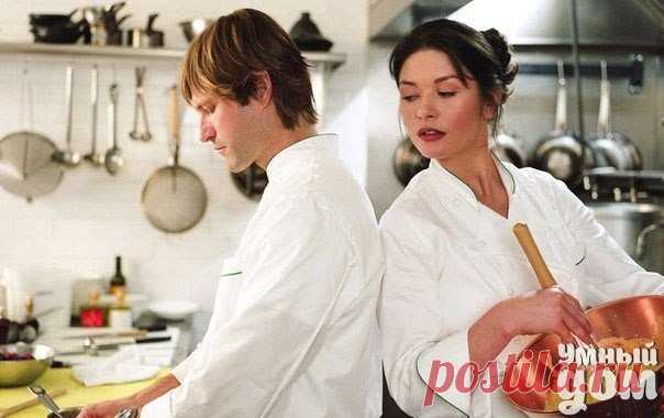 Полезные кулинарные советы Здесь представлено 50 полезных кулинарных советов это малая часть тех советов которые существуют. Мы по мере возможности будем добавлять. Эти кулинарные советы пригодятся вам на все случаи жизни. 1) Курицу нужно вынимать из отвара перед самой едой, не давая ей обсохнуть, иначе она будет менее вкусной. 2) Чтобы кипящее масло не разбрызгивалось по плите, надо положить в жаровню, перед тем как поставить ее на огонь, кусочек хлеба. 3) Если печь картофель в кожуре,…