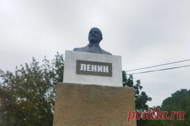 В Молдавии восстановили поврежденный вандалами памятник Ленину. Жители села Братушаны считают, что восстановленный бюст стал даже лучше прежнего.