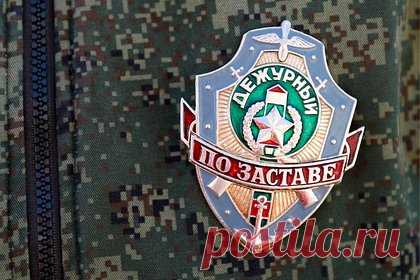 Пограничники ФСБ вступили в бой с украинскими диверсантами в Брянской области. Пограничники ФСБ вступили в бой с украинскими диверсантами, пытавшимися проникнуть на территорию Брянской области. Днем 15 августа российские пограничники, объезжая на БТР участок госграницы, заметили в районе 1,3 километра от Украины между селами Курковичи и Ломаковка группу неизвестных с рюкзаками.