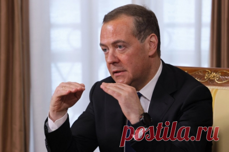 Медведев: «пургу» о высадке войск НАТО в Киеве несут «наследники Бонапарта». Зампред Совбеза РФ назвал «пургой» и заявления про новое оружие для ударов по российской территории.