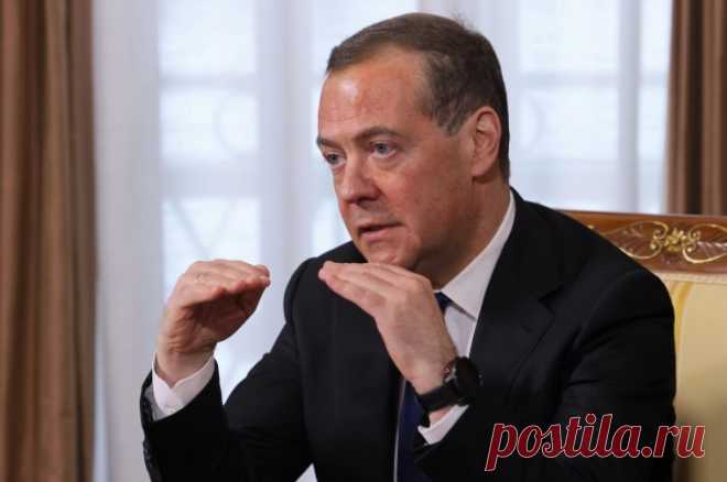 Медведев: «пургу» о высадке войск НАТО в Киеве несут «наследники Бонапарта». Зампред Совбеза РФ назвал «пургой» и заявления про новое оружие для ударов по российской территории.