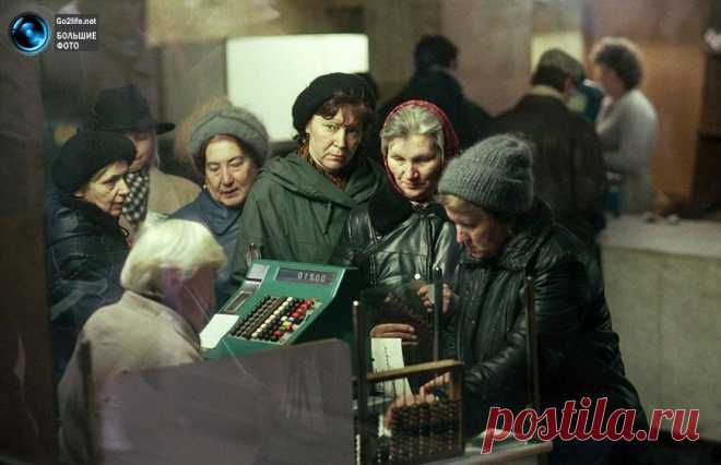 Портреты людей и общества в Советском Союзе в начале 90-х годов прошлого века. Последние, заключительные годы существования великой державы, нашей Родины – Союза Советских Социалистических Республик были весьма тягостными и несладкими для граждан целой страны в экономическом, финансовом и общественно-политическом аспектах. Глубочайший кризис, прежде всего на уровне взаимоотношений государства и народа, отчетливо отражался на лицах самих трудящихся, то есть на обычных людях, а бедность жизни...