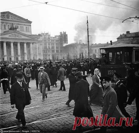 Автор фото: Сергей Васильевич Челноков. Москва. 2 мая 1914 года. Горит Малый театр, а зеваки наблюдают. Обратите внимание, как аккуратно уложены трамвайные пути и брусчатка. | Клад сделанный прадедом: "Один снимок стоил, как корова..."