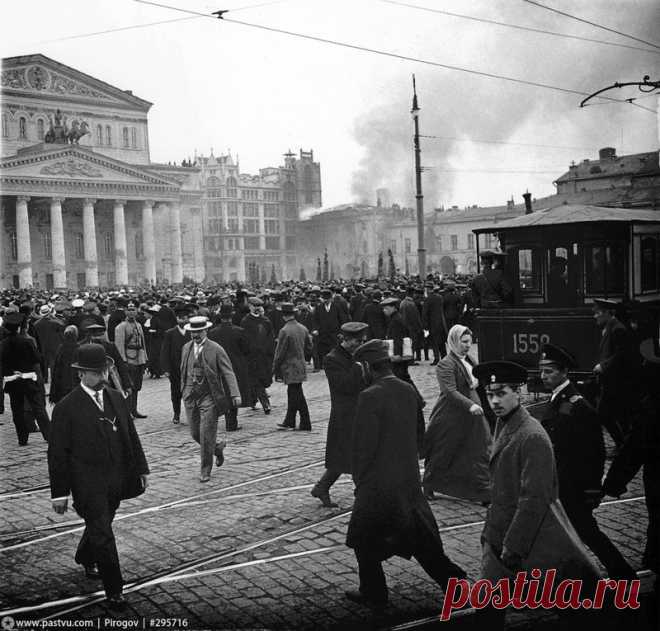 Автор фото: Сергей Васильевич Челноков. Москва. 2 мая 1914 года. Горит Малый театр, а зеваки наблюдают. Обратите внимание, как аккуратно уложены трамвайные пути и брусчатка. |  Клад сделанный прадедом: "Один снимок стоил, как корова..."