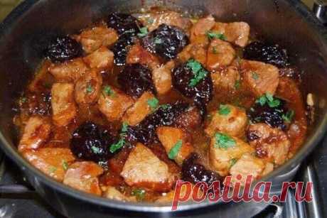 Говядина с черносливом. Готовьте с нами вкусно и быстро, обязательно подпишитесь и поставьте 

говядина ~700г
пару луковиц
~150-200г чернослива
Приготовление: говядину режем кусочками, солим, добавляем немного воды и ставим на 1 час тушиться, (я так же делаю в мультиварке по этому рецепту), после часа добавляем лук еще на 1 час тушиться, минут за 20 до выключения добавляем чернослив.
Боялась эксперементировать с мясом, не очень люблю не стандартные сочетания того же мяса с...