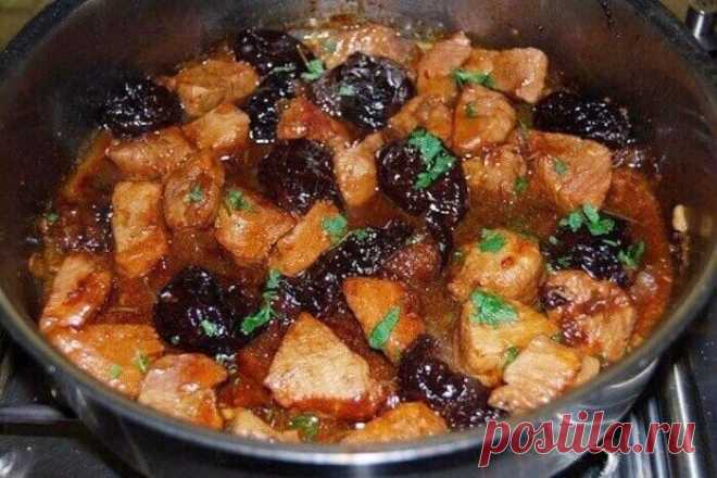 Говядина с черносливом. Готовьте с нами вкусно и быстро, обязательно подпишитесь и поставьте 

говядина ~700г
пару луковиц
~150-200г чернослива
Приготовление: говядину режем кусочками, солим, добавляем немного воды и ставим на 1 час тушиться, (я так же делаю в мультиварке по этому рецепту), после часа добавляем лук еще на 1 час тушиться, минут за 20 до выключения добавляем чернослив.
Боялась эксперементировать с мясом, не очень люблю не стандартные сочетания того же мяса с...