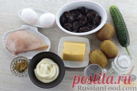 Слоёный салат с курицей, черносливом, сыром и огурцом