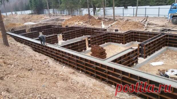 Как правильно сделать опалубку для фундамента? Материалы, советы - Самоделкино - медиаплатформа МирТесен Перед монтажом фундамента дома обязательно сооружается опалубка, представляющая собой каркас, в который заливают бетон. В конструкцию входят стенки и крепеж. Основная ее задача — не сдвинуться под воздействием давления бетонной массы, иначе геометрия изделия нарушится. Это временное вспомогательное