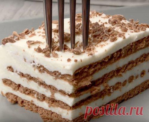 Эта вкусная красота делается из шоколадного печенья и творожного крема... Они идеально сочетаются!! Печенье становится мягким, а крем отлично держит форму, в результате вы получаете аппетитный и красивый торт! 
 
Ингредиенты: 
* шоколадное печенье около 300 грамм (самое обычное квадратное печенье без глазури и начинки), 
* 250 грамм творога, 
* 250 грамм сметаны, 
* 100 грамм сахара, 
* 1 ст. л. желатина в гранулах, 
* немного воды (около 60-75 мл). 
* маленькая шоколадка для украшения. 
Для т