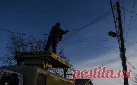 Из-за атаки дрона 11 белгородских сел и поселков остались без света. Украинский беспилотник повредил линию электропередачи в Белгородской области рядом с окраиной поселка Задорожный Краснояружского района, в результате без света остались 11 населенных пунктов, сообщил губернатор региона Вячеслав Гладков.