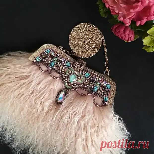 Аксессуары женской мечты. Вышивка на меху, поражающая воображение - Сам себе мастер - 2 февраля - 43161737648 - Медиаплатформа МирТесен