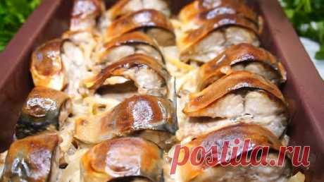 Скумбрия под горчичным соусом может быть и самостоятельным блюдом, и отличным дополнением к гарниру из риса или картофеля. По вкусу она очень напоминает рыбу горячего копчения – в самом дорогом ее варианте. Кстати, маринованный и запеченный таким способом лук может составить конкуренцию главному блюду: настолько пикантным и аппетитным он получается.