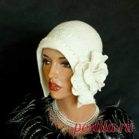 White hat White cap Size 22 Felted hat with brooch от ZiemskaArt