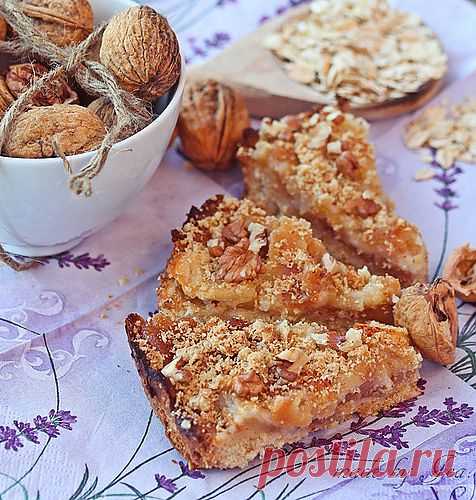 "Хрустящий" пирог с грушами и грецким орехом.