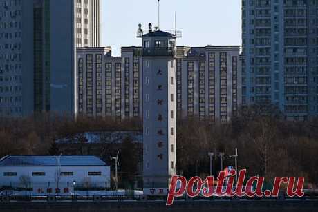 Застрявших на таможне в Китае российских туристов вернули домой по мосту. Российские туристы, которые на несколько дней застряли на таможне в китайском городе Хэйхэ из-за льда на реке Амур, вернулись домой. Их доставили в Россию в экстренном режиме по автомобильному мосту, сообщило Генконсульство России в Харбине в Telegram-канале. Путешественники находились на таможне с 3 ноября.